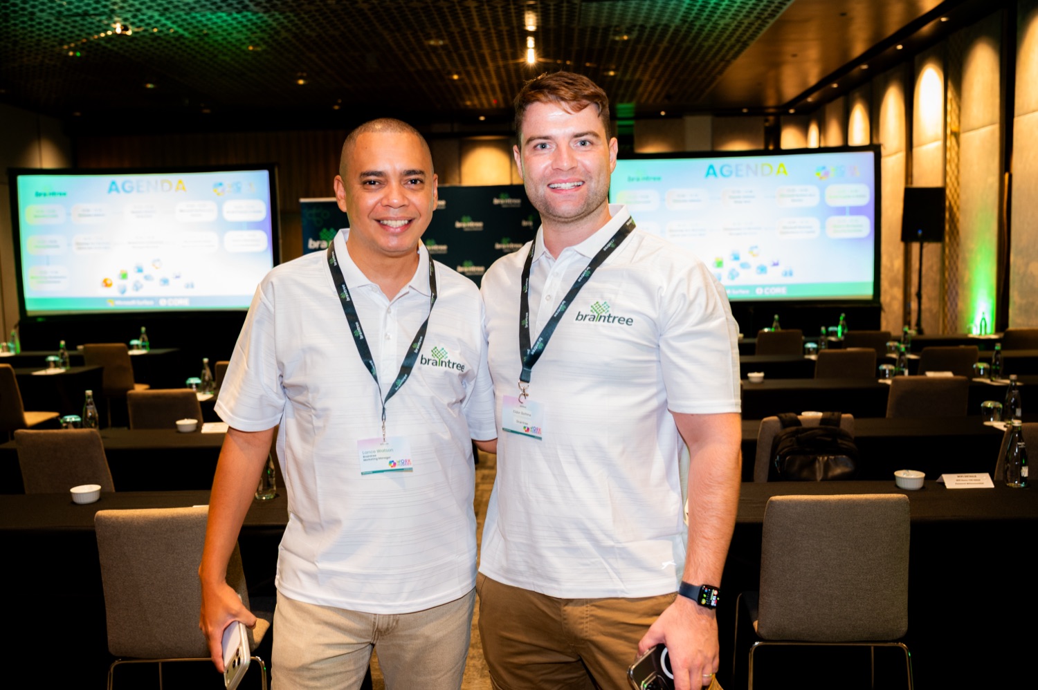 Two guests smiling together in the seminar room