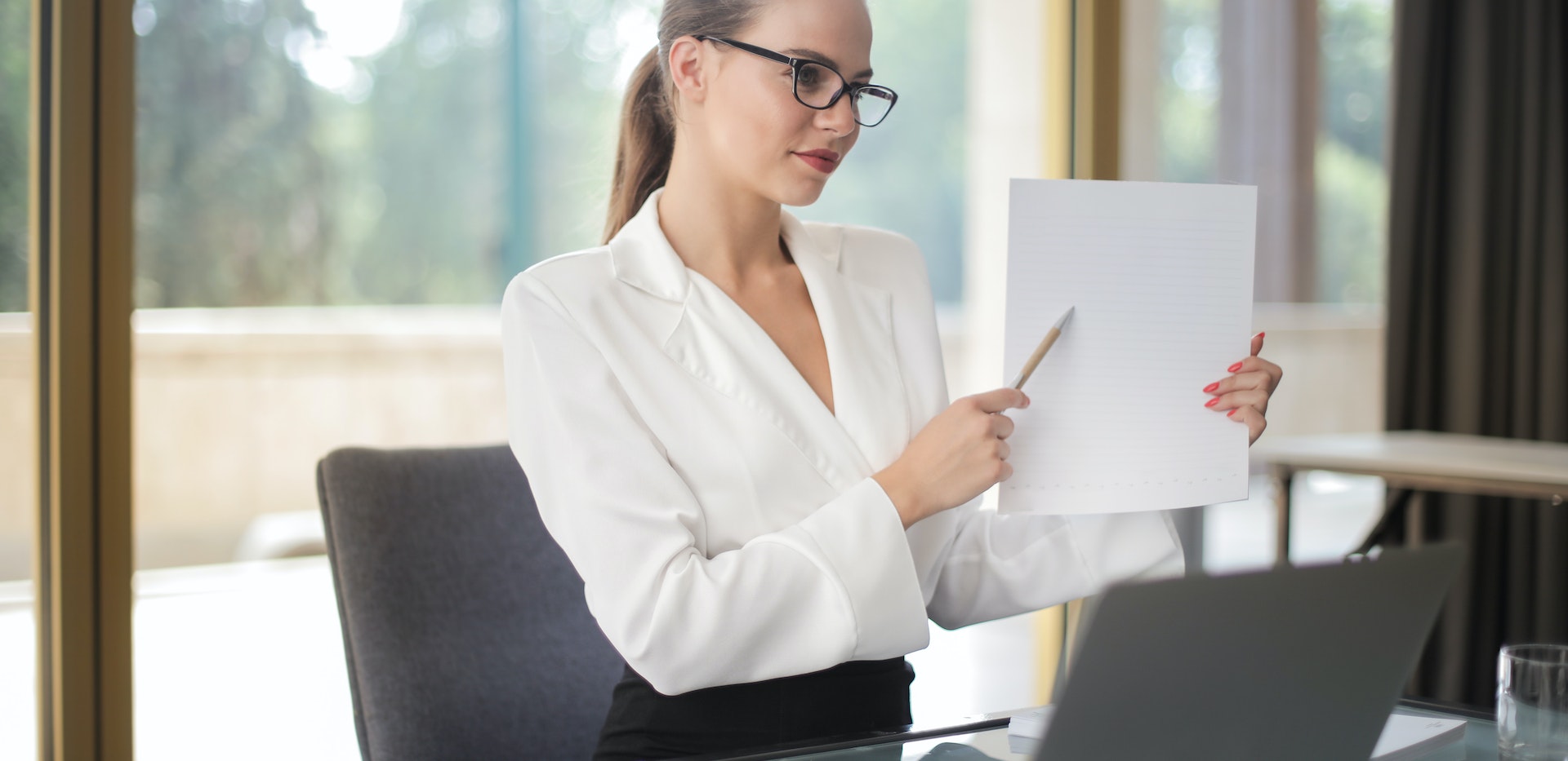 confident-businesswoman-sharing-information-from-documents-in-workplace